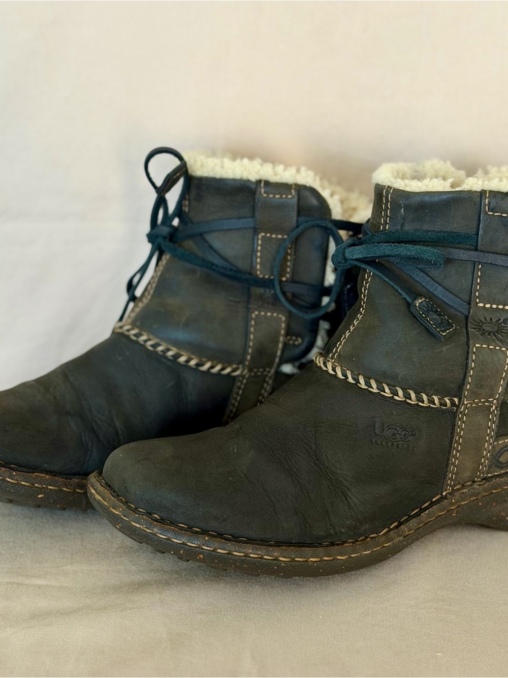 Vintage UGG Australia Cove Black Leather Shearling Lined Boots 5136 EUC Size 7